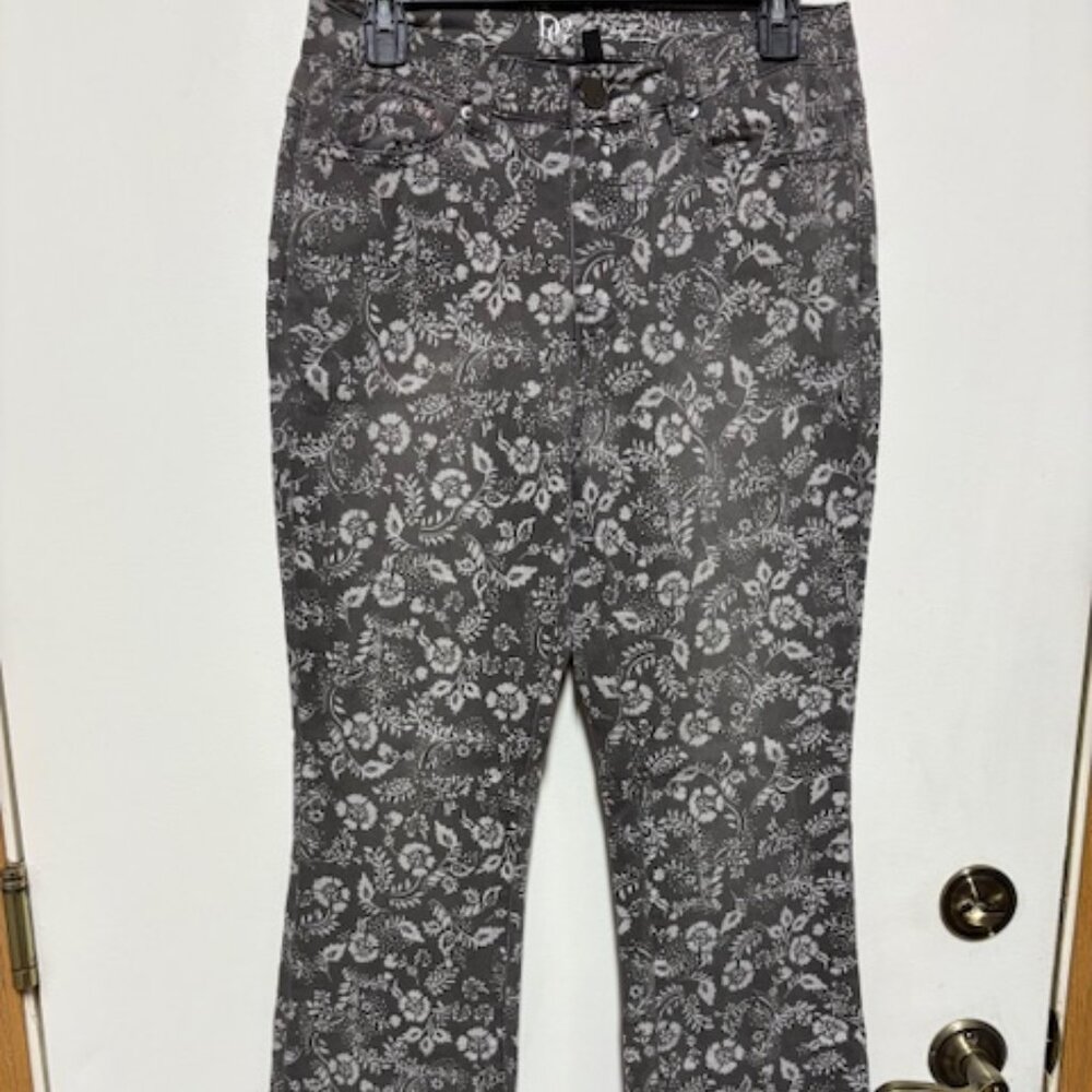NEW DG2 BY DIANE GILMAN GRAY FLORAL JEANS. SZ. 6